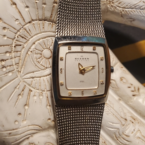 **VINTAGE FIND** stainless steel Skagen watch with metal band, needs battery - Picture 2 of 4
